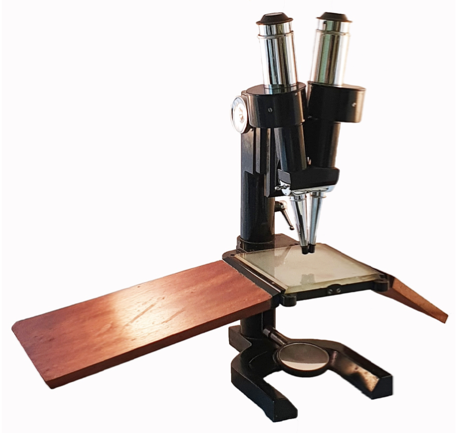 A microscope with a wood surface
Description automatically generated