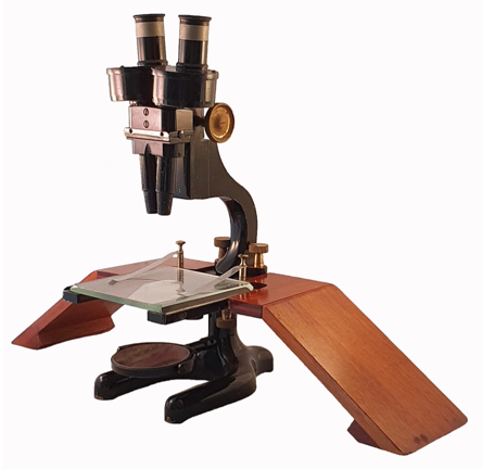 A microscope with a glass slide
Description automatically generated