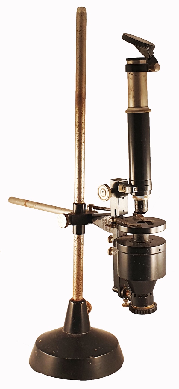 A close-up of a microscopeDescription automatically generated