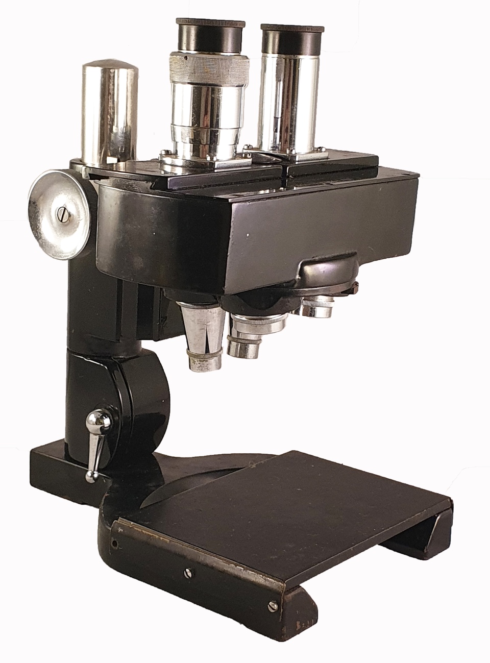 Radwell Microscope A close-up of a microscopeDescription automatically generated
