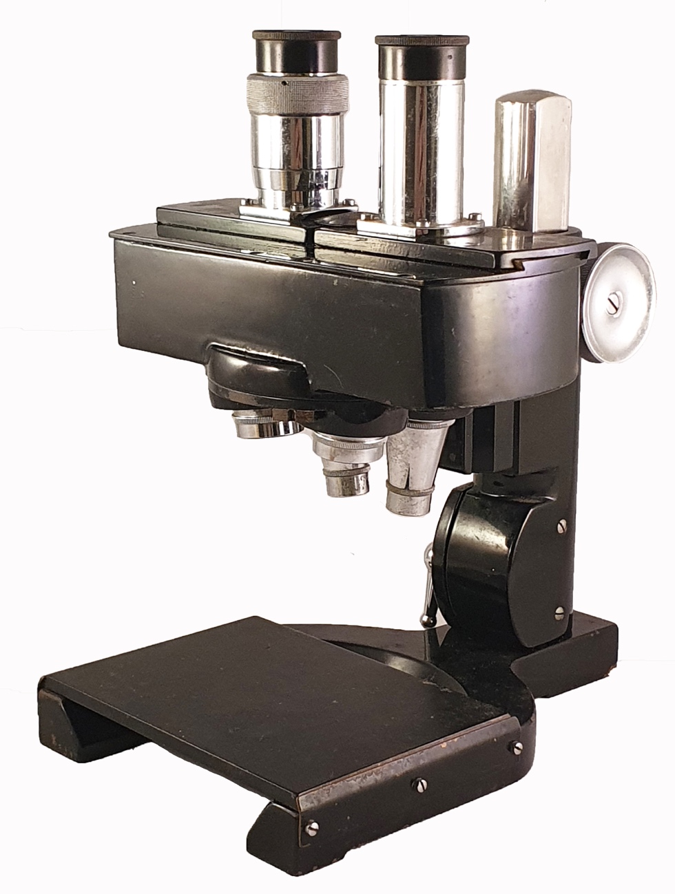 Radwell Microscope A close-up of a microscopeDescription automatically generated