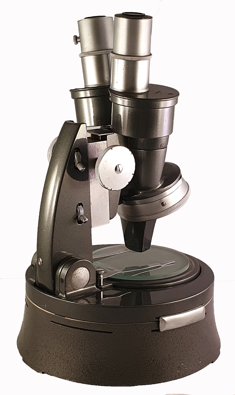 A close-up of a microscopeDescription automatically generated