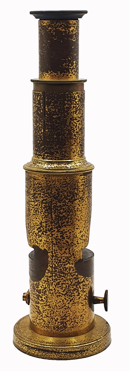 A gold vase with a white backgroundDescription automatically generated